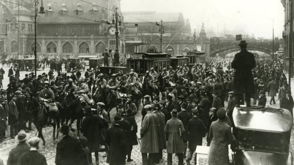 Französische Kavallerie zieht am 1.. Januar 1923 in Essen ein 