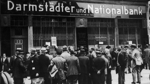 Kleinanleger warten vor einer Filiale der Danat-Bank in Berlin am 13.7.1931